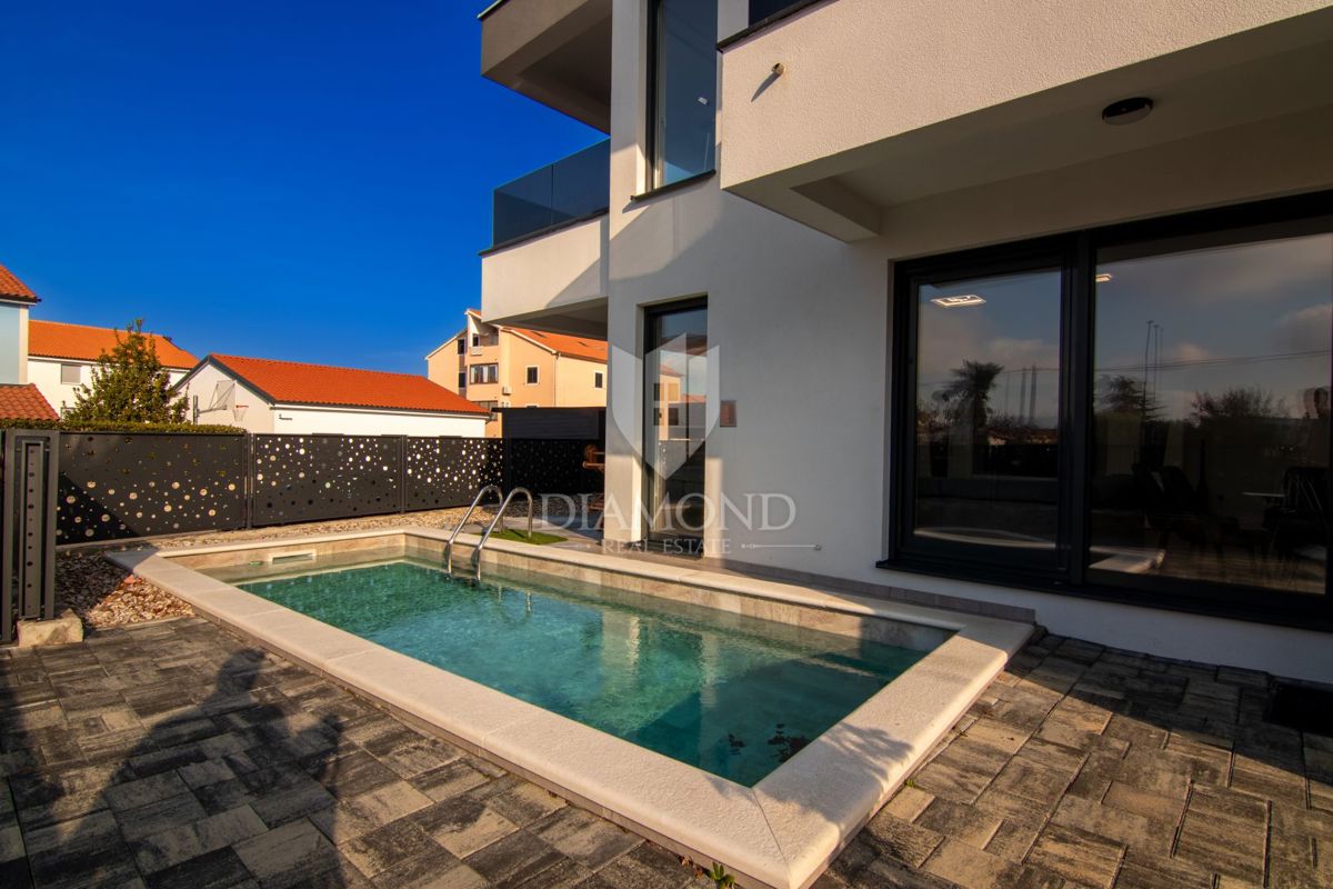 CASA BIFAMILIARE CON PISCINA A MALINSKA