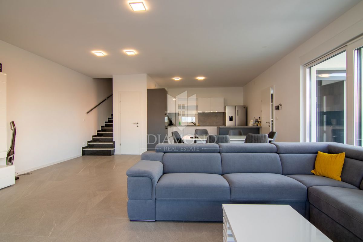 CASA BIFAMILIARE CON PISCINA A MALINSKA