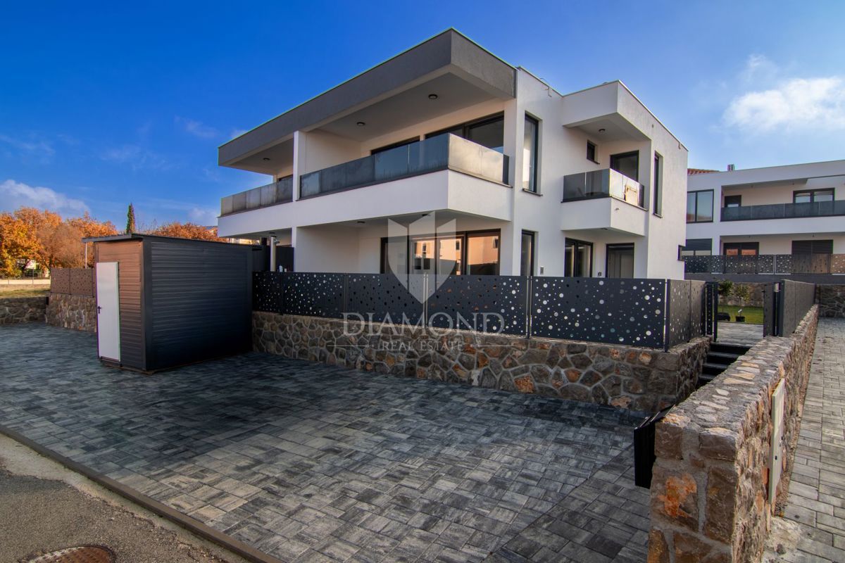 CASA BIFAMILIARE CON PISCINA A MALINSKA