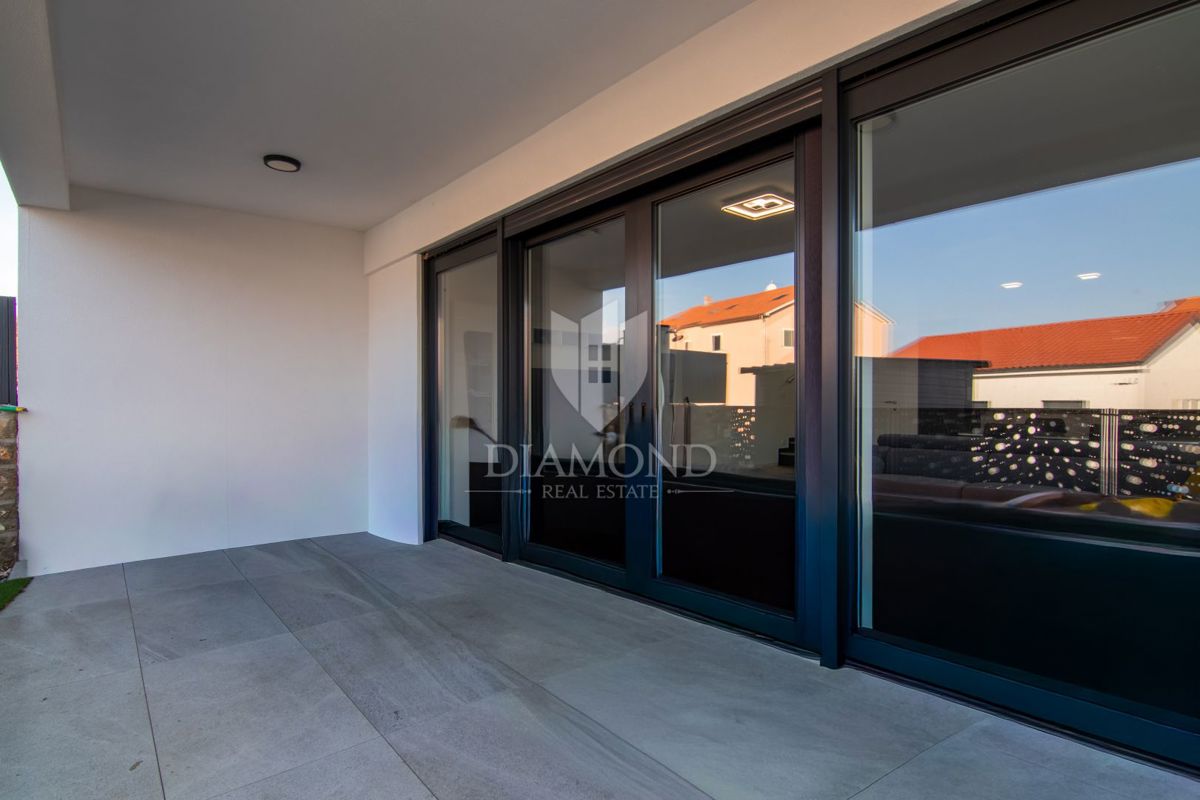 CASA BIFAMILIARE CON PISCINA A MALINSKA