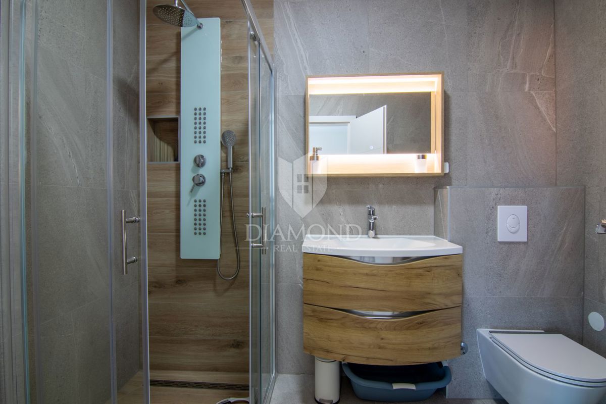 CASA BIFAMILIARE CON PISCINA A MALINSKA