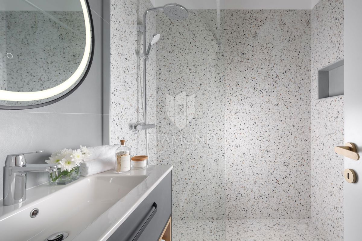 Parenzo – moderna casa a schiera vicino al mare e al centro