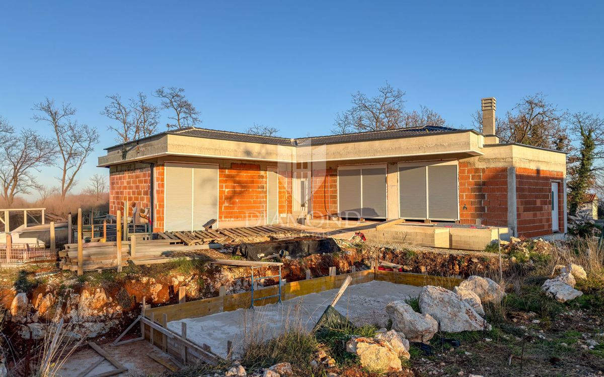 Istria orientale, casa in costruzione, a 2,5 km dal mar