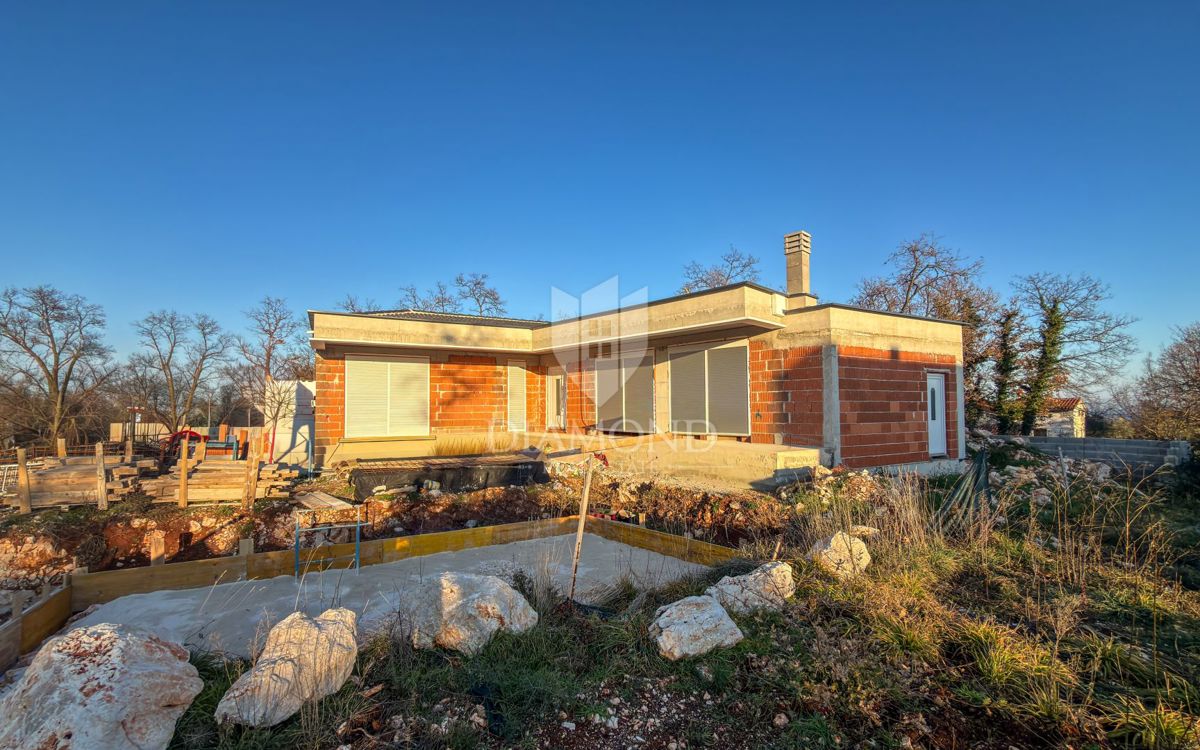 Istria orientale, casa in costruzione, a 2,5 km dal mar