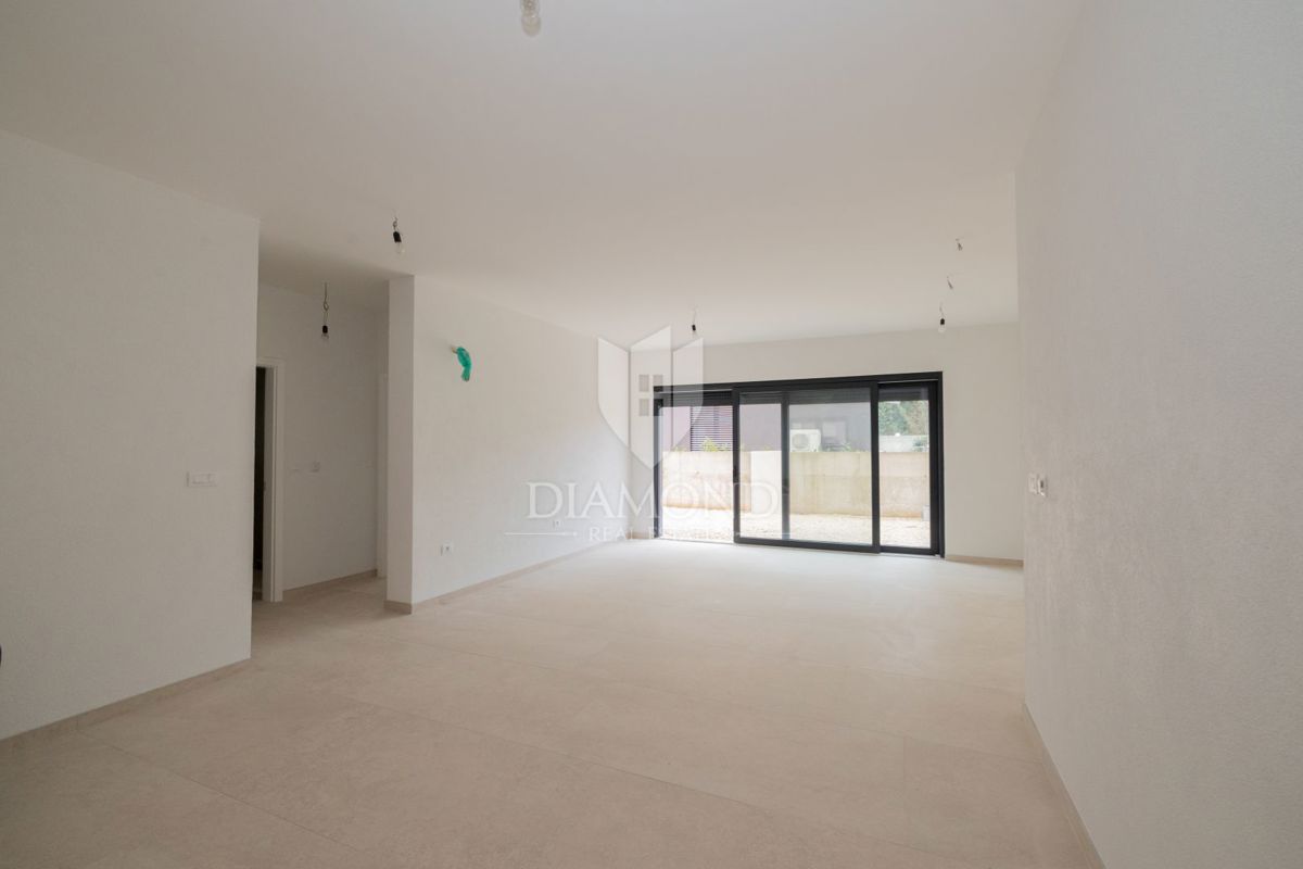 OPPORTUNITÀ! Rovigno, appartamento con giardino, vicino al mare