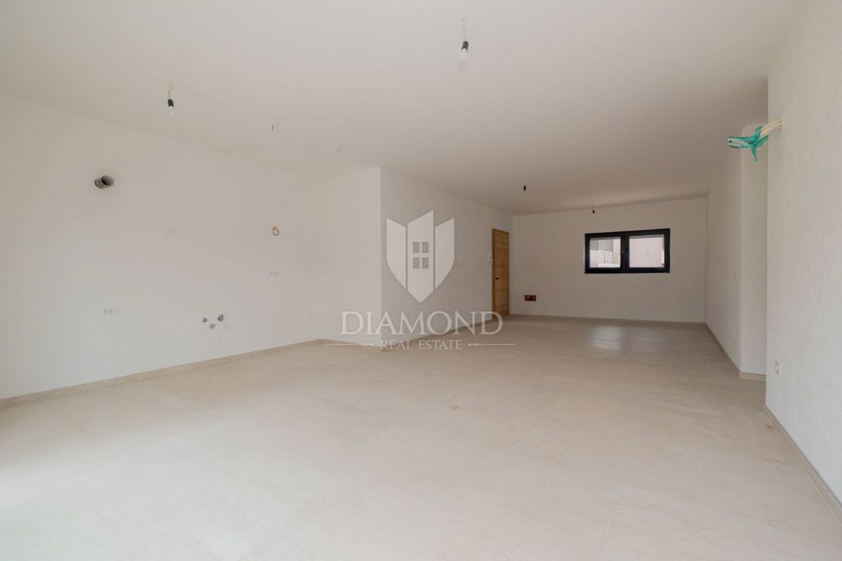 OPPORTUNITÀ! Rovigno, appartamento con giardino, vicino al mare