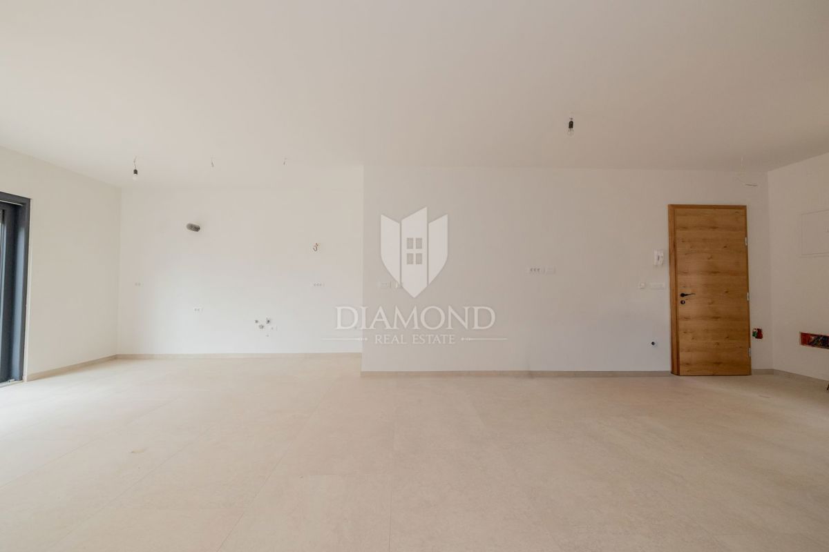 OPPORTUNITÀ! Rovigno, appartamento con giardino, vicino al mare