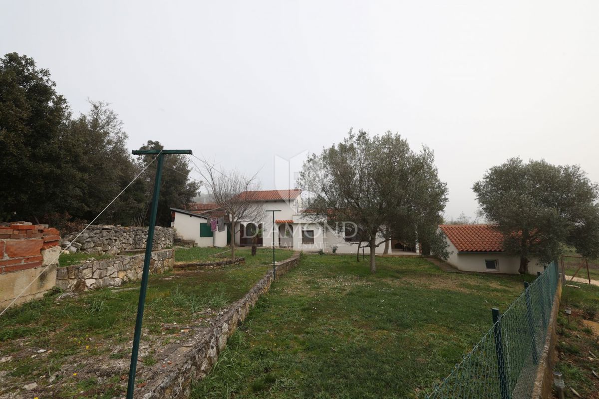 Rovigno, casa con due appartamenti, a 750 m dal mare