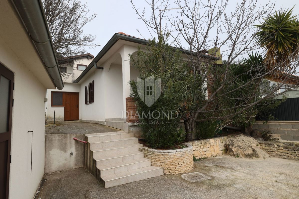 Rovigno, casa con due appartamenti, a 750 m dal mare