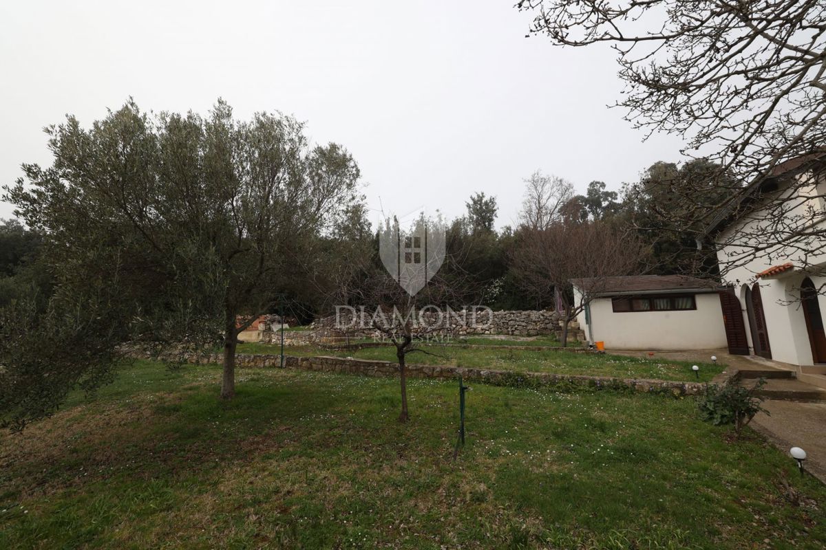 Rovigno, casa con due appartamenti, a 750 m dal mare