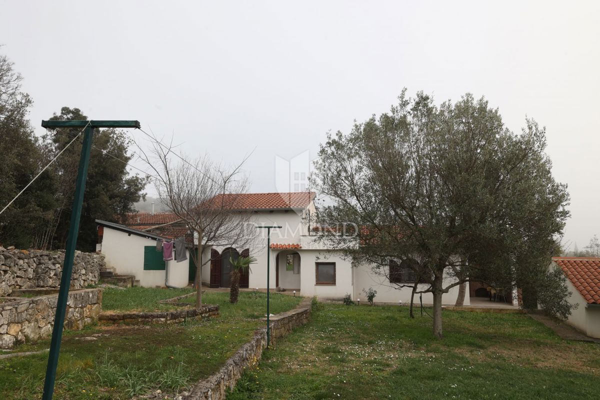 Rovigno, casa con due appartamenti, a 750 m dal mare