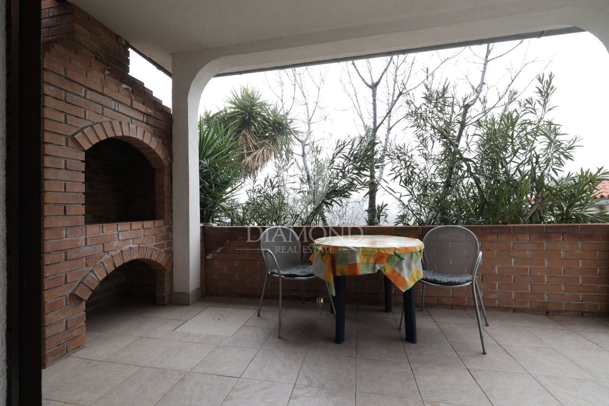 Rovigno, casa con due appartamenti, a 750 m dal mare