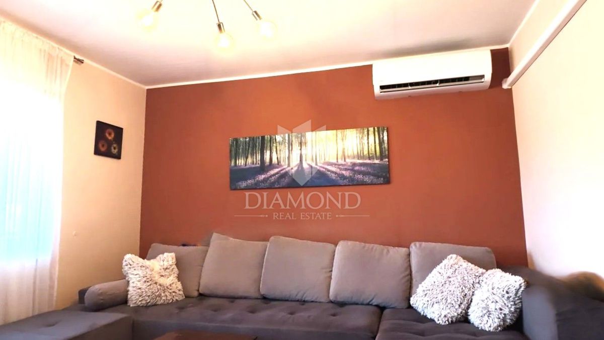 Appartamento trilocale nel centro di Parenzo con vista mare e garage privato.