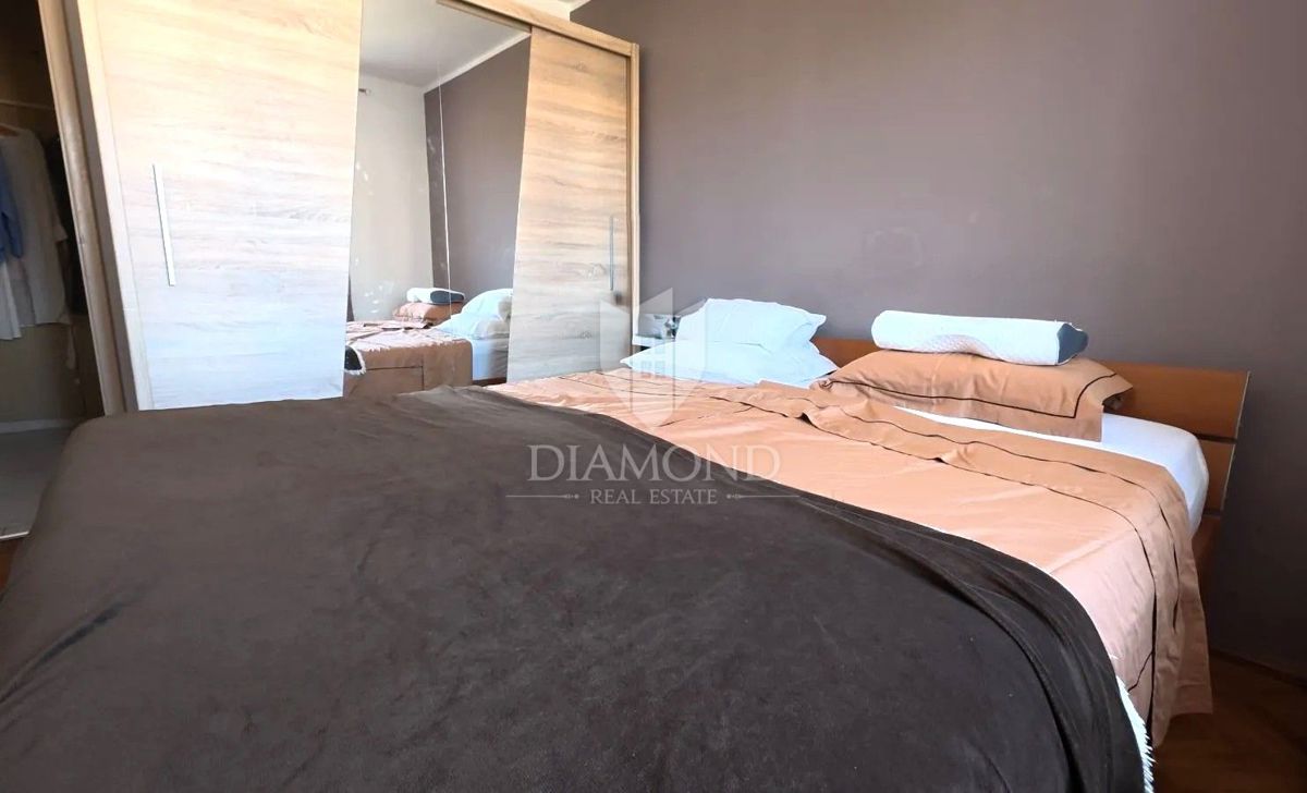 Appartamento trilocale nel centro di Parenzo con vista mare e garage privato.