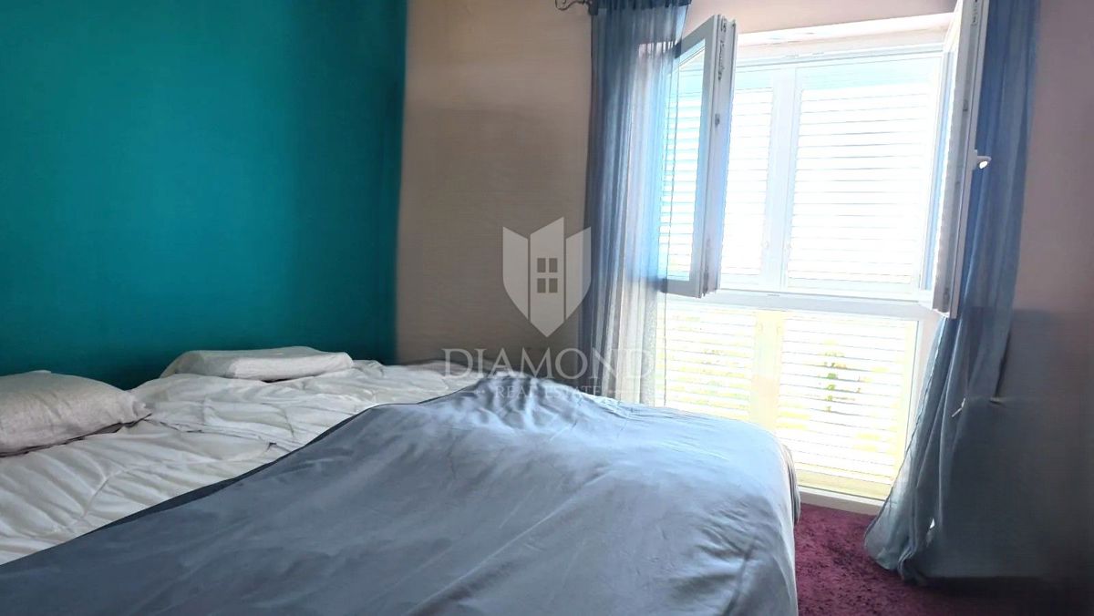 Appartamento trilocale nel centro di Parenzo con vista mare e garage privato.