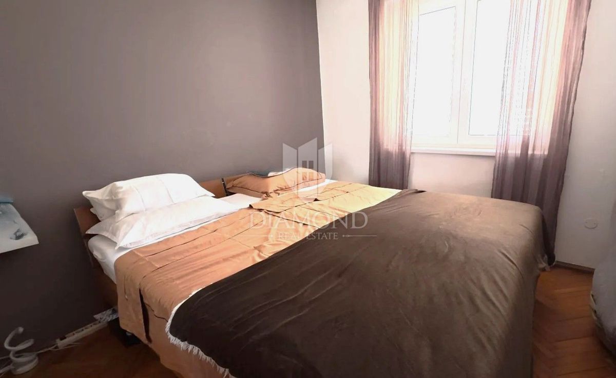 Appartamento trilocale nel centro di Parenzo con vista mare e garage privato.