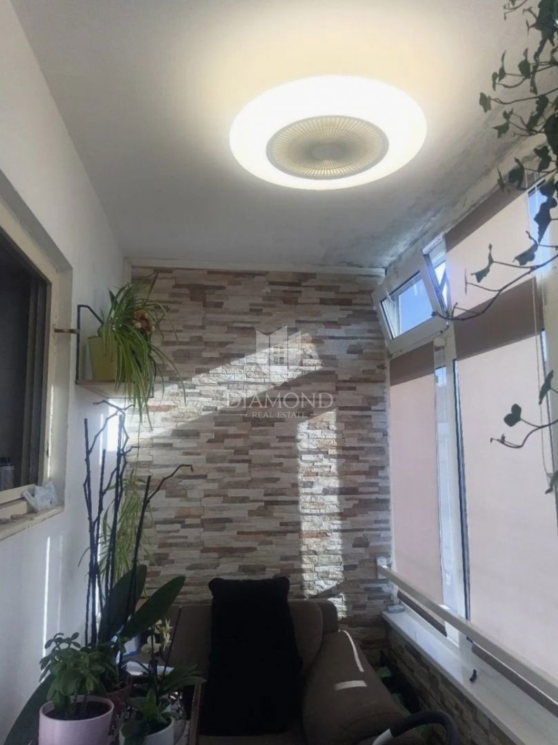 Appartamento trilocale nel centro di Parenzo con vista mare e garage privato.