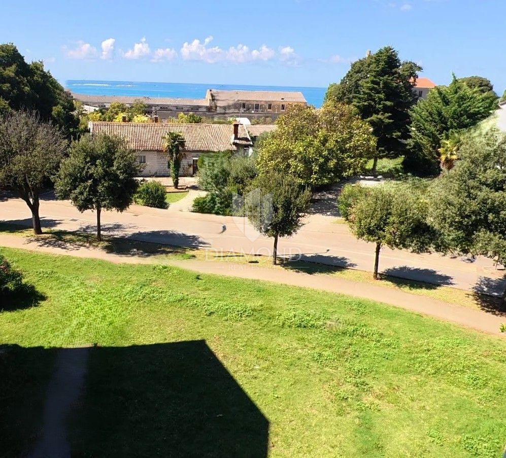 Appartamento trilocale nel centro di Parenzo con vista mare e garage privato.