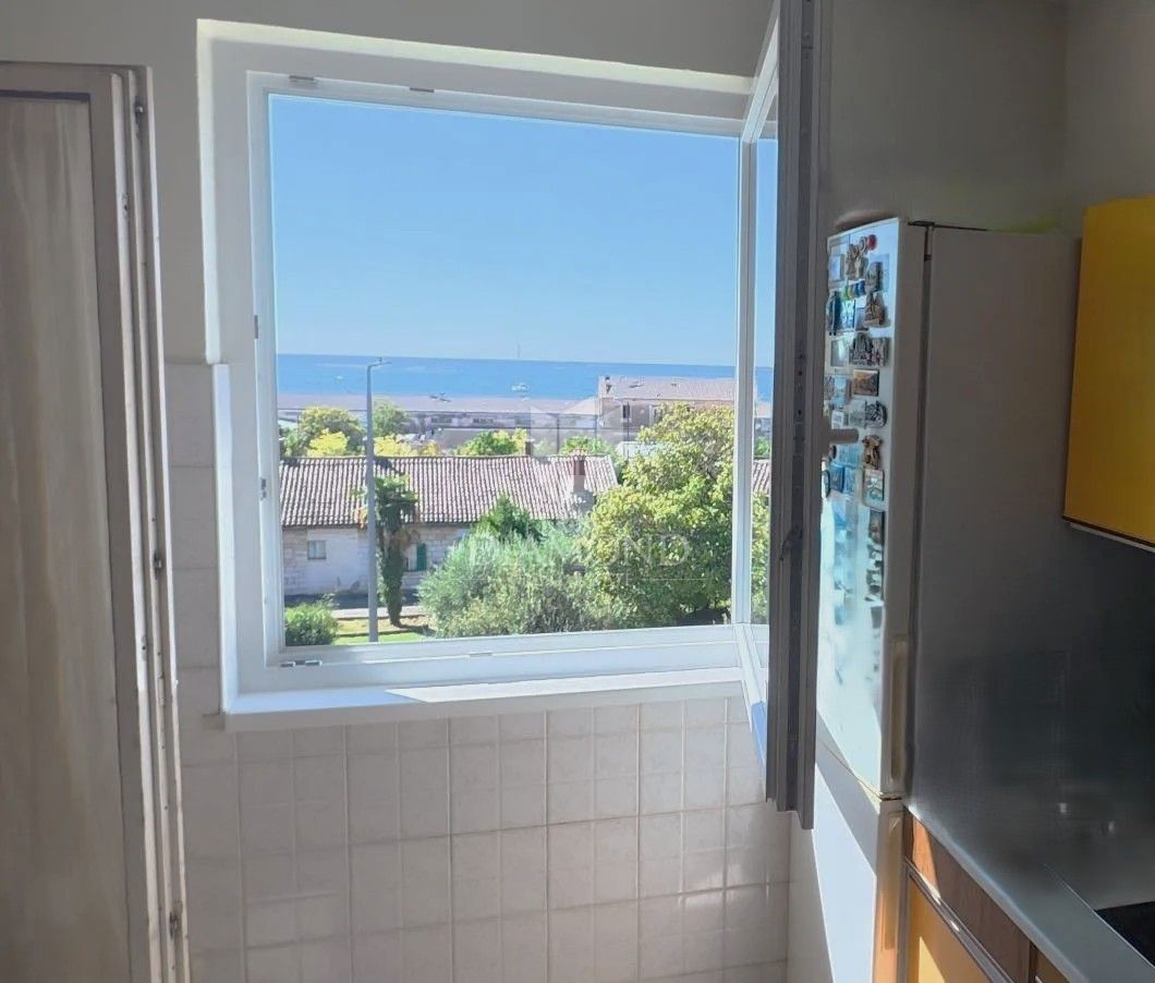 Appartamento trilocale nel centro di Parenzo con vista mare e garage privato.