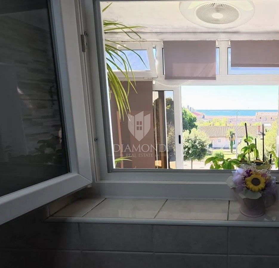 Appartamento trilocale nel centro di Parenzo con vista mare e garage privato.