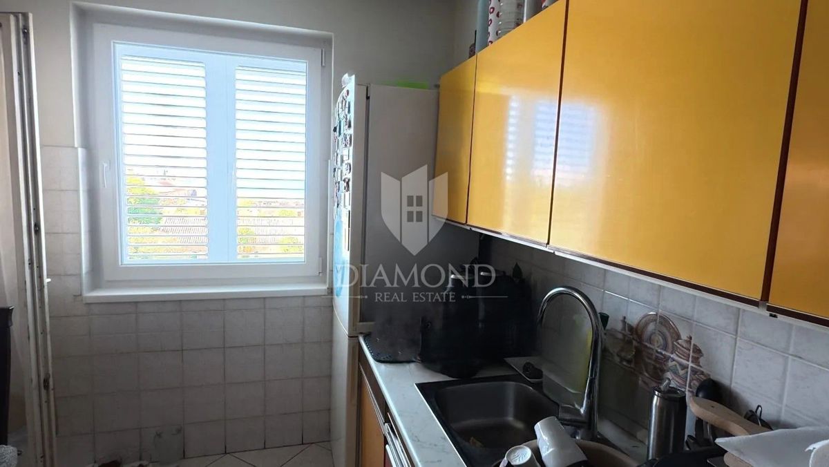 Appartamento trilocale nel centro di Parenzo con vista mare e garage privato.