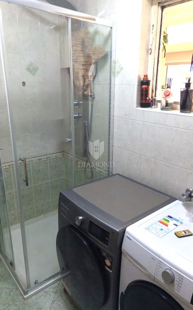 Appartamento trilocale nel centro di Parenzo con vista mare e garage privato.