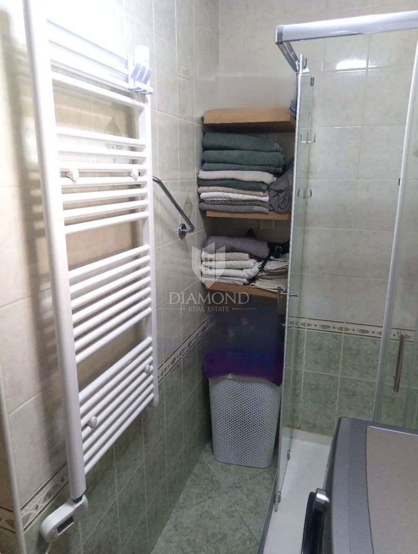 Appartamento trilocale nel centro di Parenzo con vista mare e garage privato.