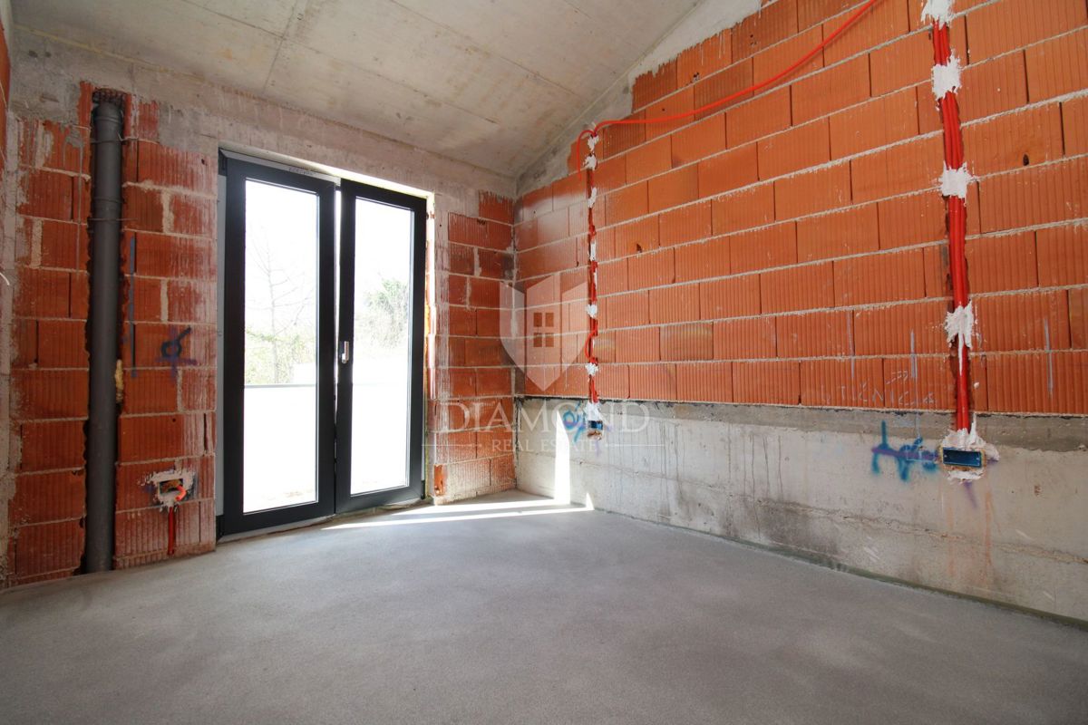 Barban, moderna casa bifamiliare con piscina