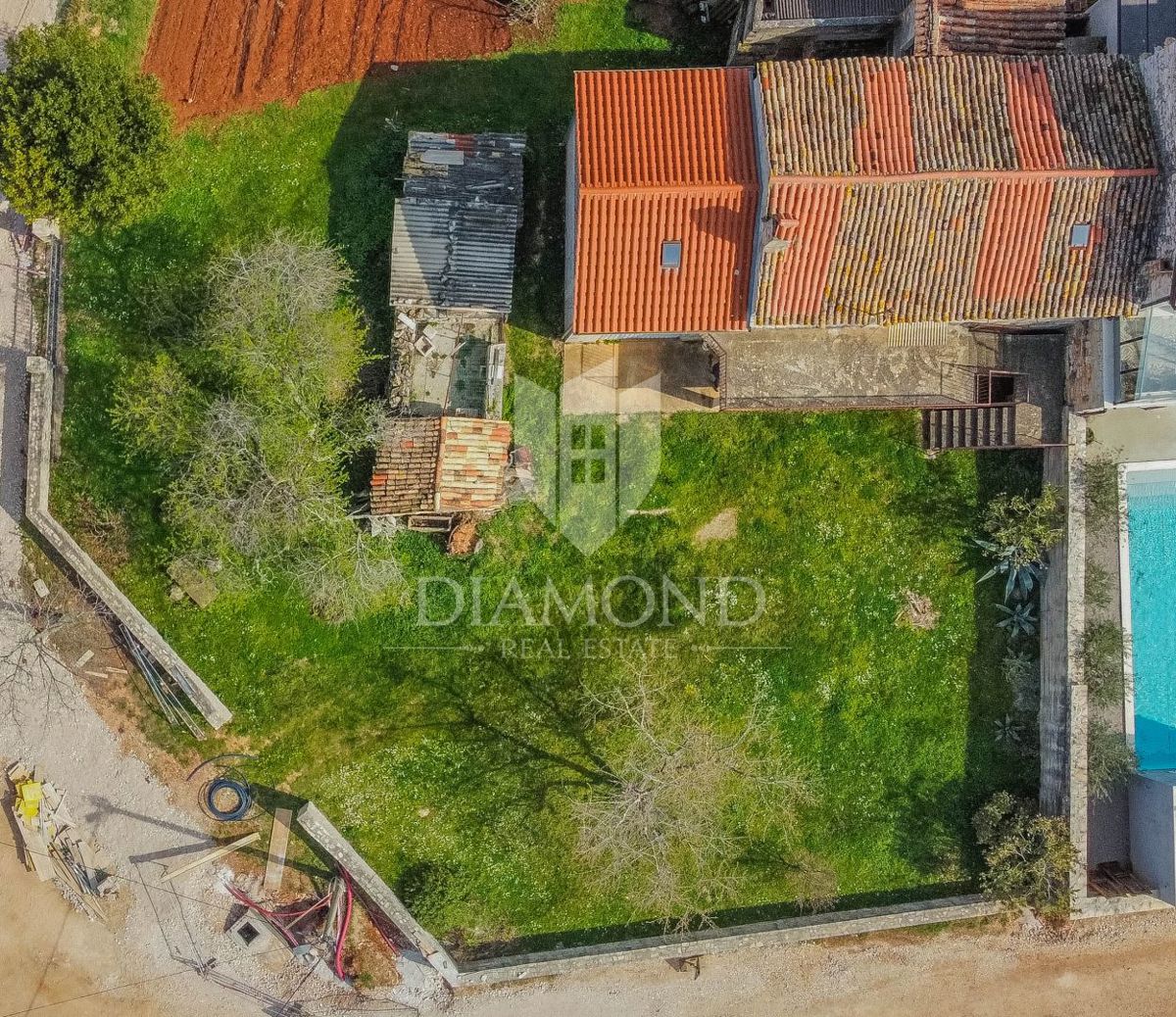 Casa in pietra nella zona di Novigrad, con ampio cortile!