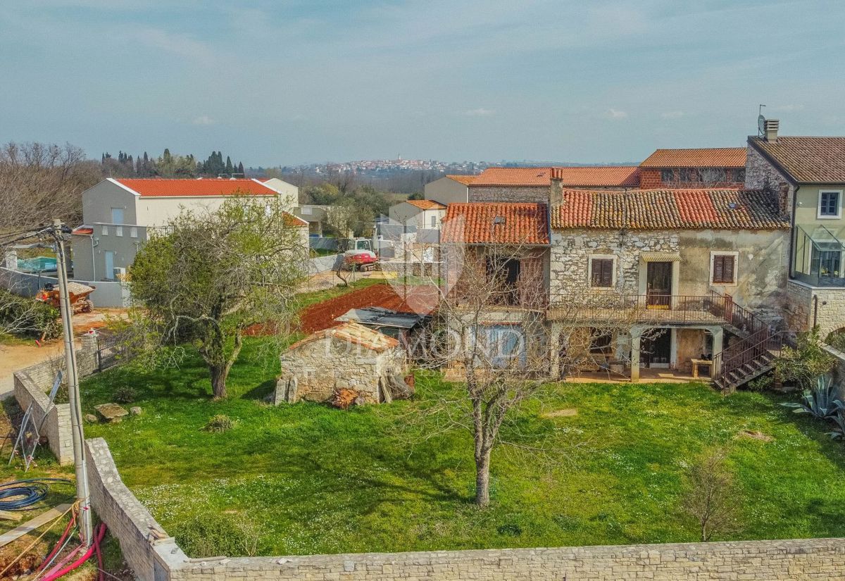 Casa in pietra nella zona di Novigrad, con ampio cortile!