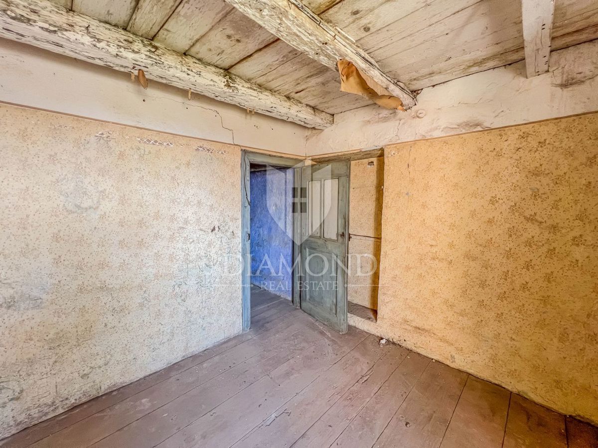 Casa in pietra nella zona di Novigrad, con ampio cortile!