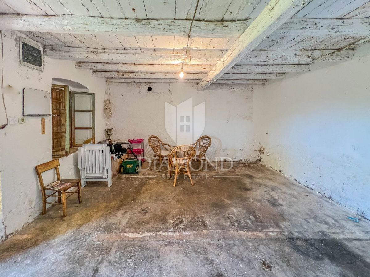 Casa in pietra nella zona di Novigrad, con ampio cortile!