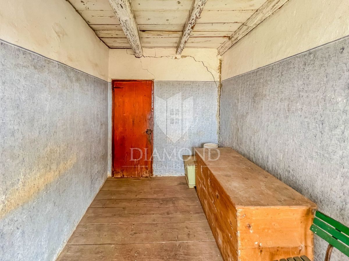 Casa in pietra nella zona di Novigrad, con ampio cortile!