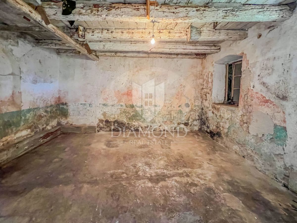 Casa in pietra nella zona di Novigrad, con ampio cortile!