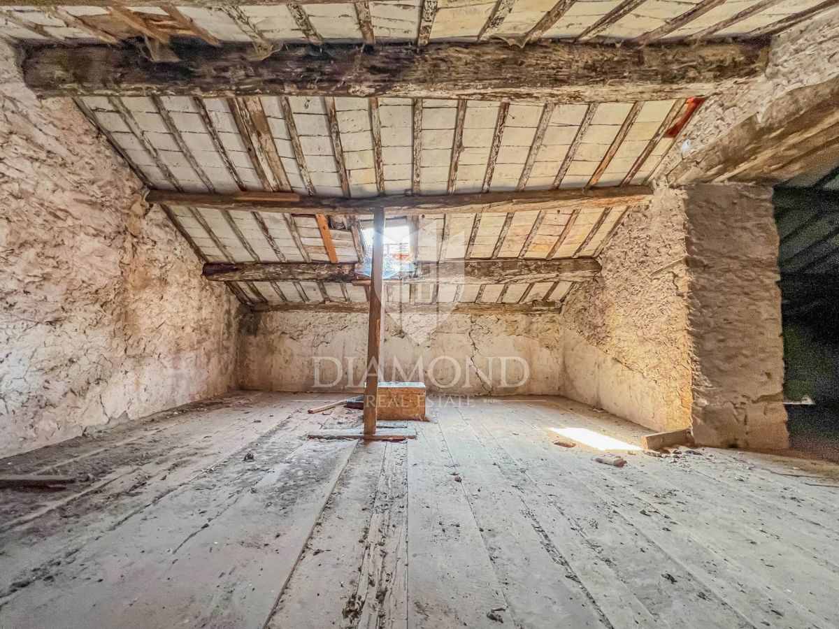 Casa in pietra nella zona di Novigrad, con ampio cortile!