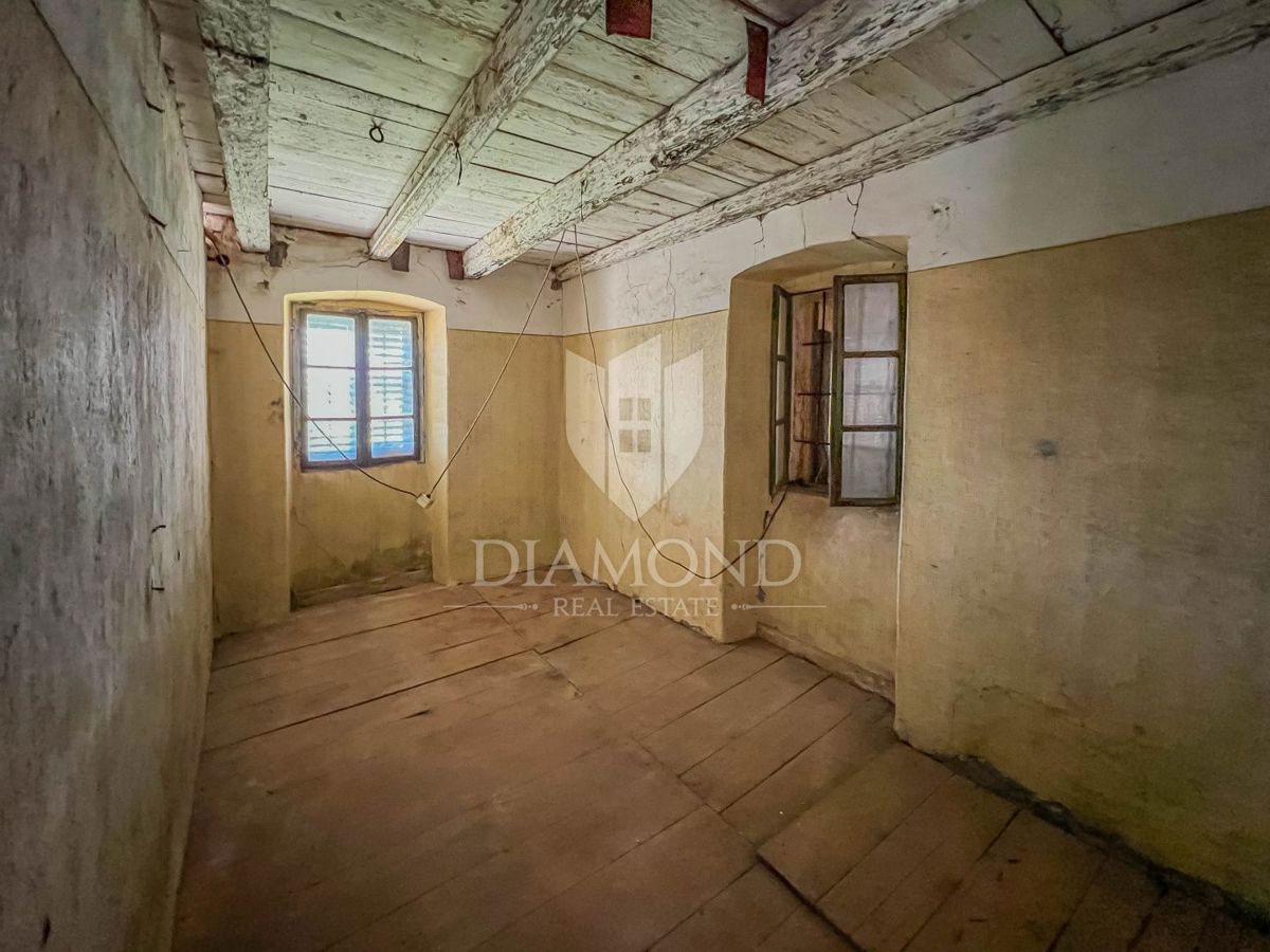 Casa in pietra nella zona di Novigrad, con ampio cortile!