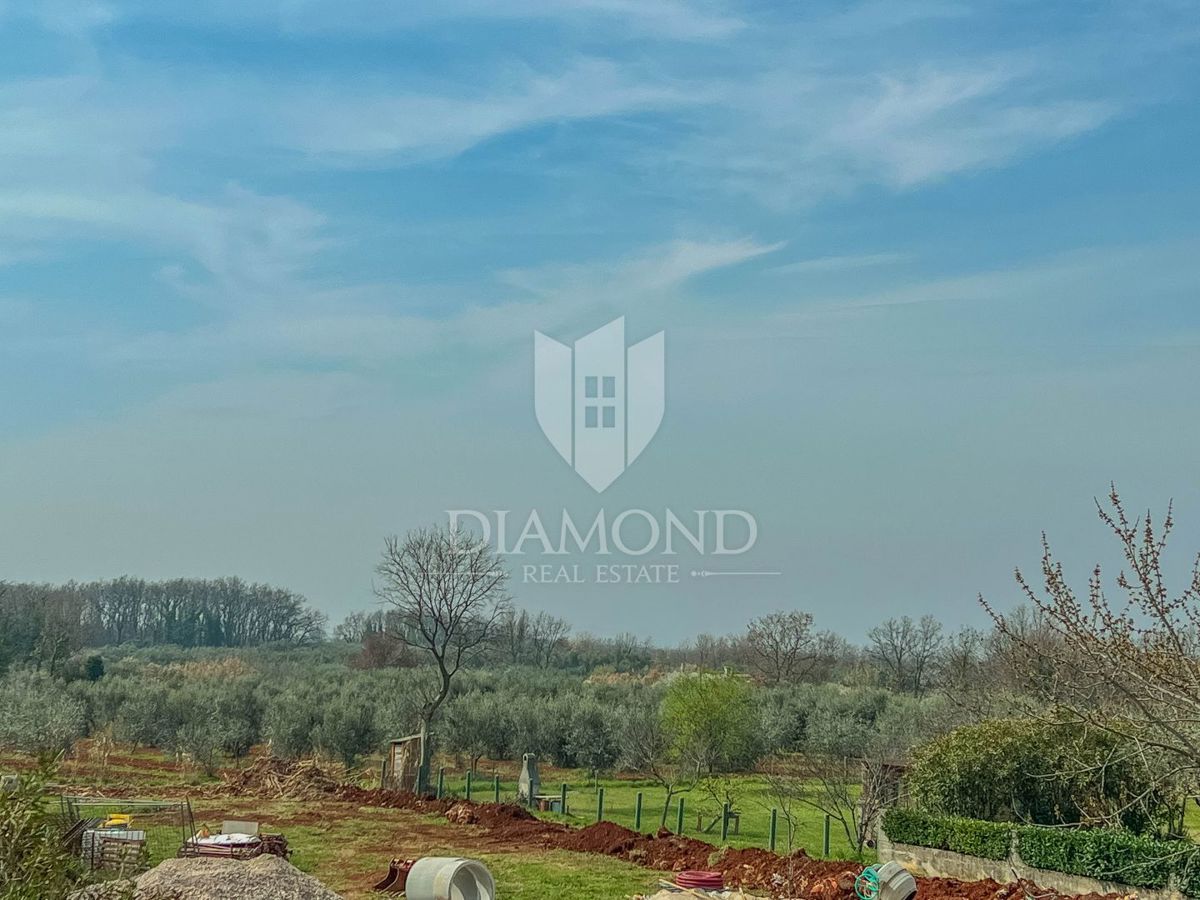 Casa in pietra nella zona di Novigrad, con ampio cortile!