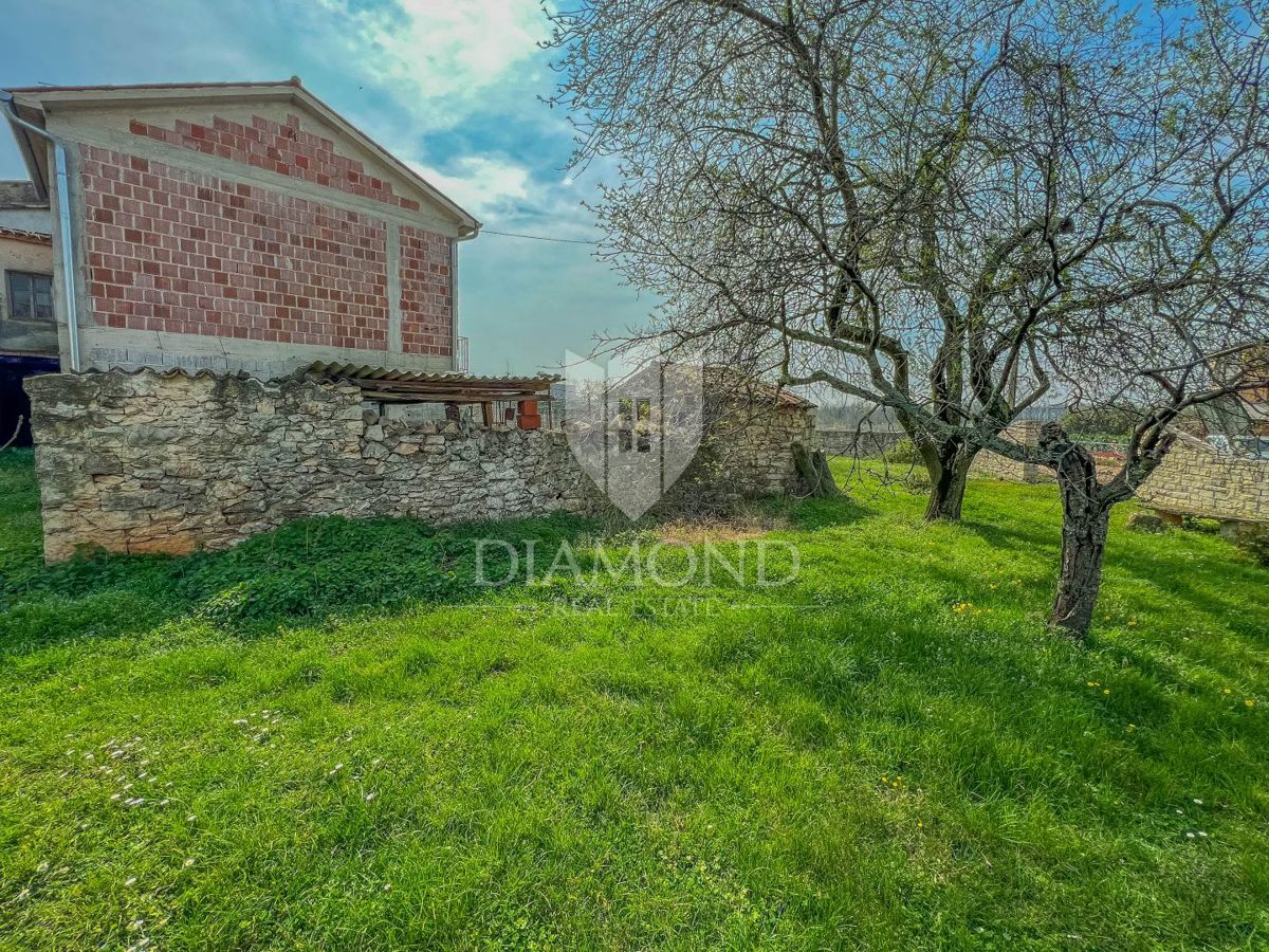 Casa in pietra nella zona di Novigrad, con ampio cortile!