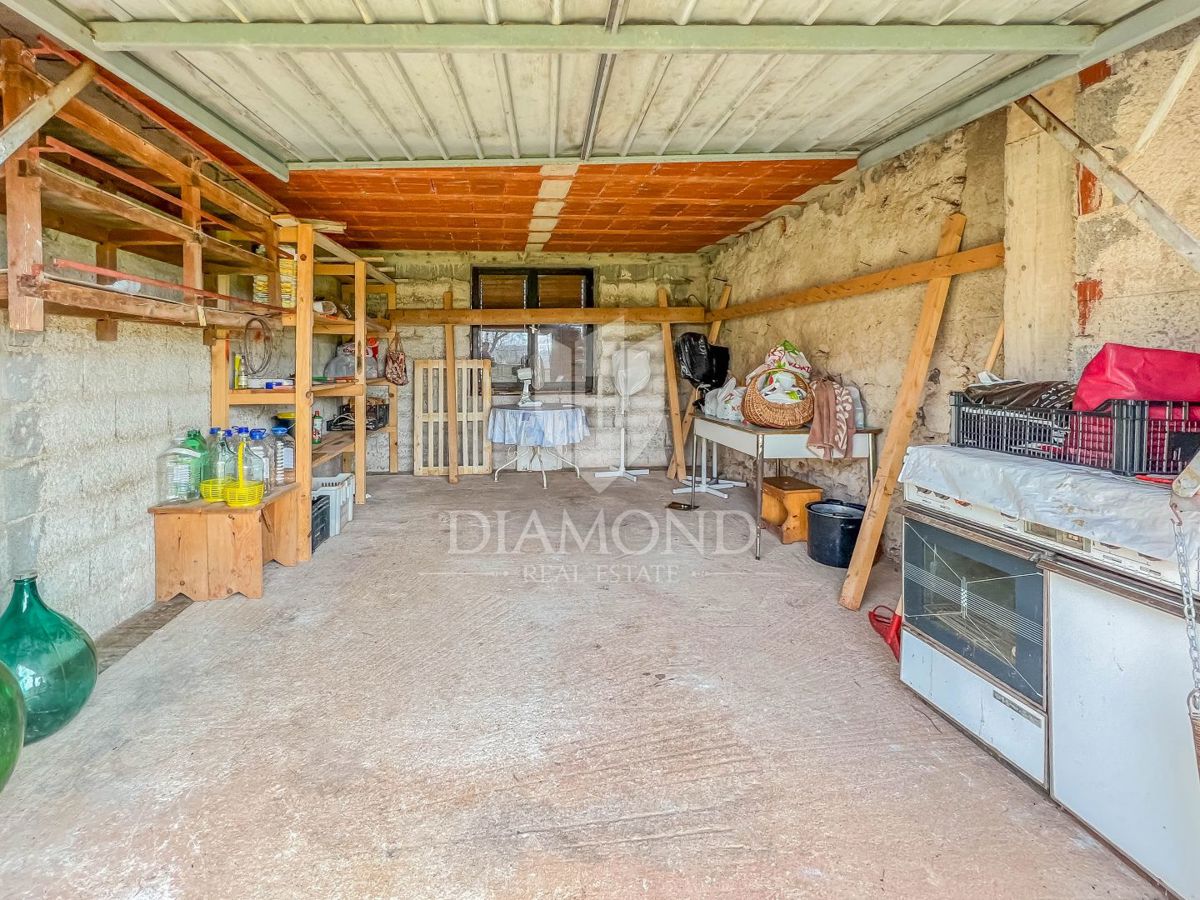 Casa in pietra nella zona di Novigrad, con ampio cortile!