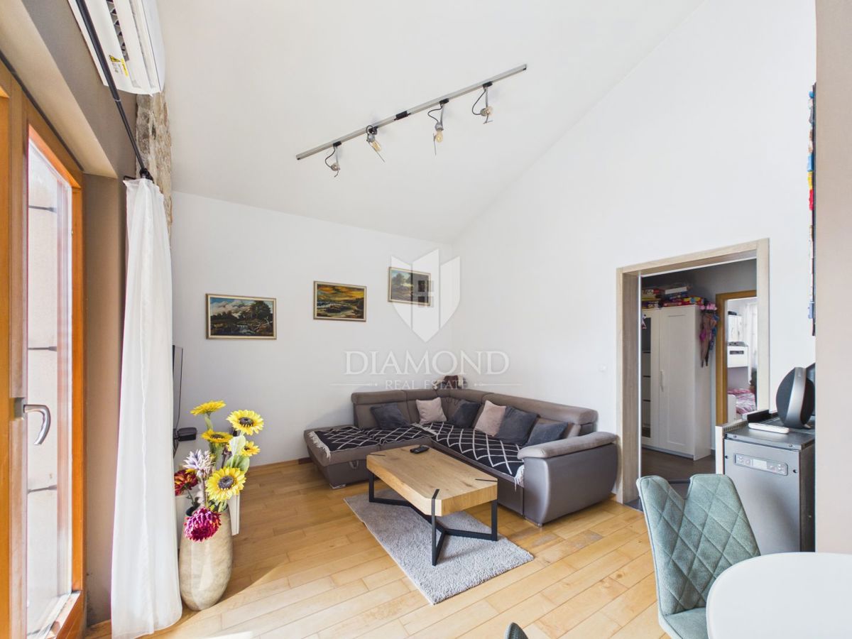 Appartamento di carattere con galleria e loggia.