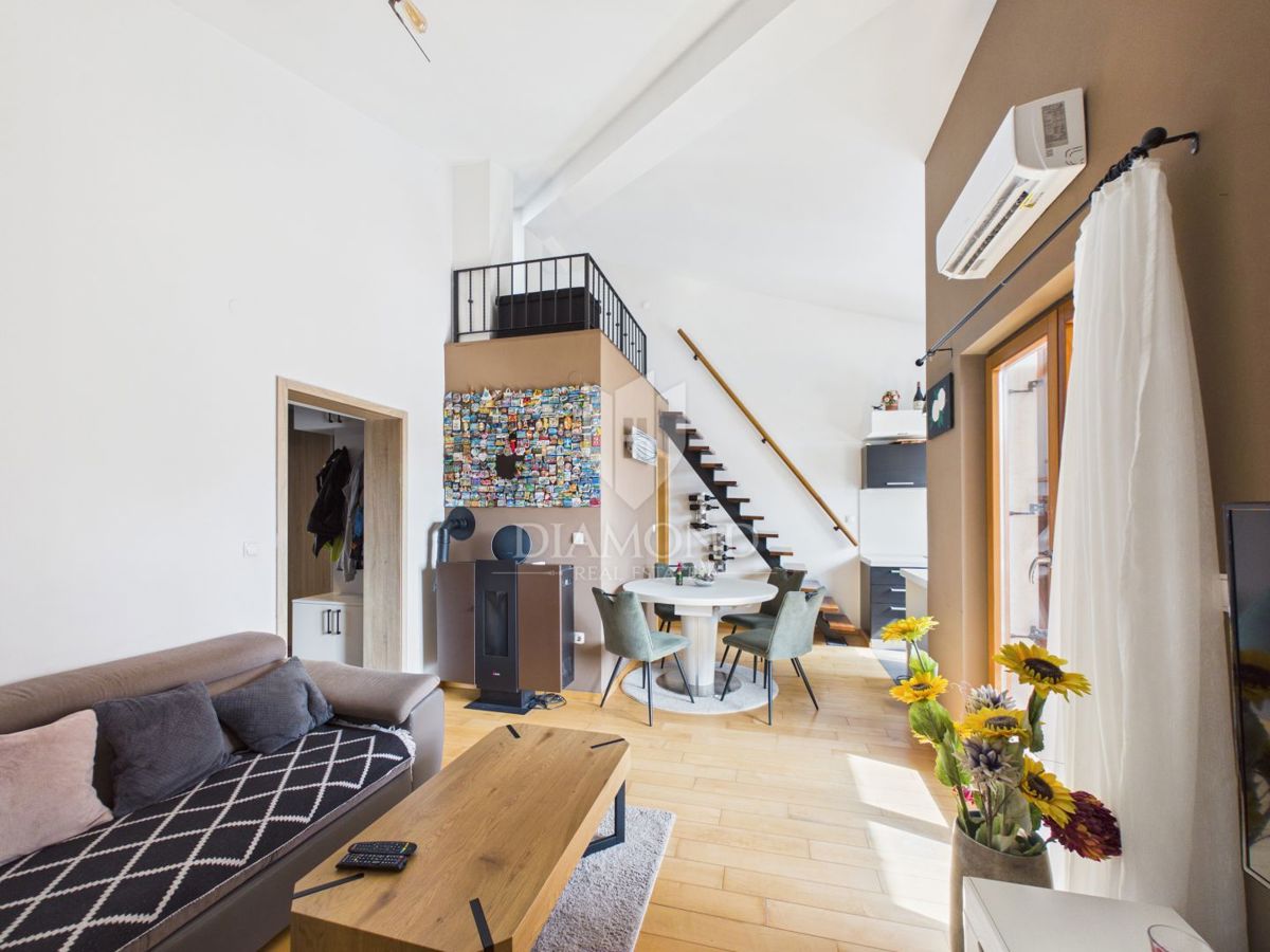 Appartamento di carattere con galleria e loggia.