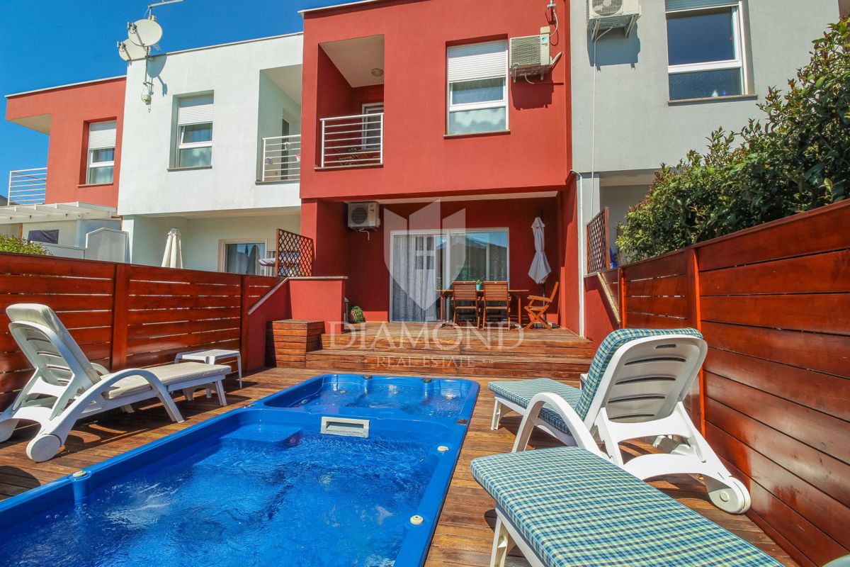 Umago, casa moderna con piscina vicino al mare