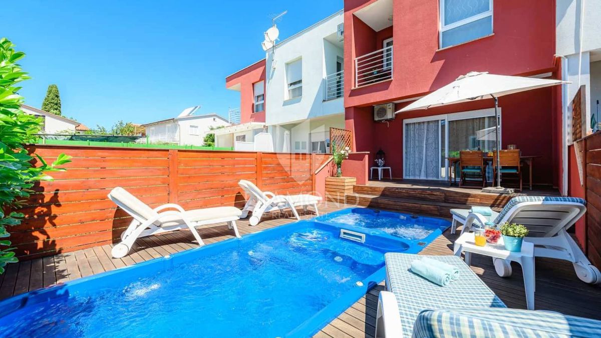 Umago, casa moderna con piscina vicino al mare