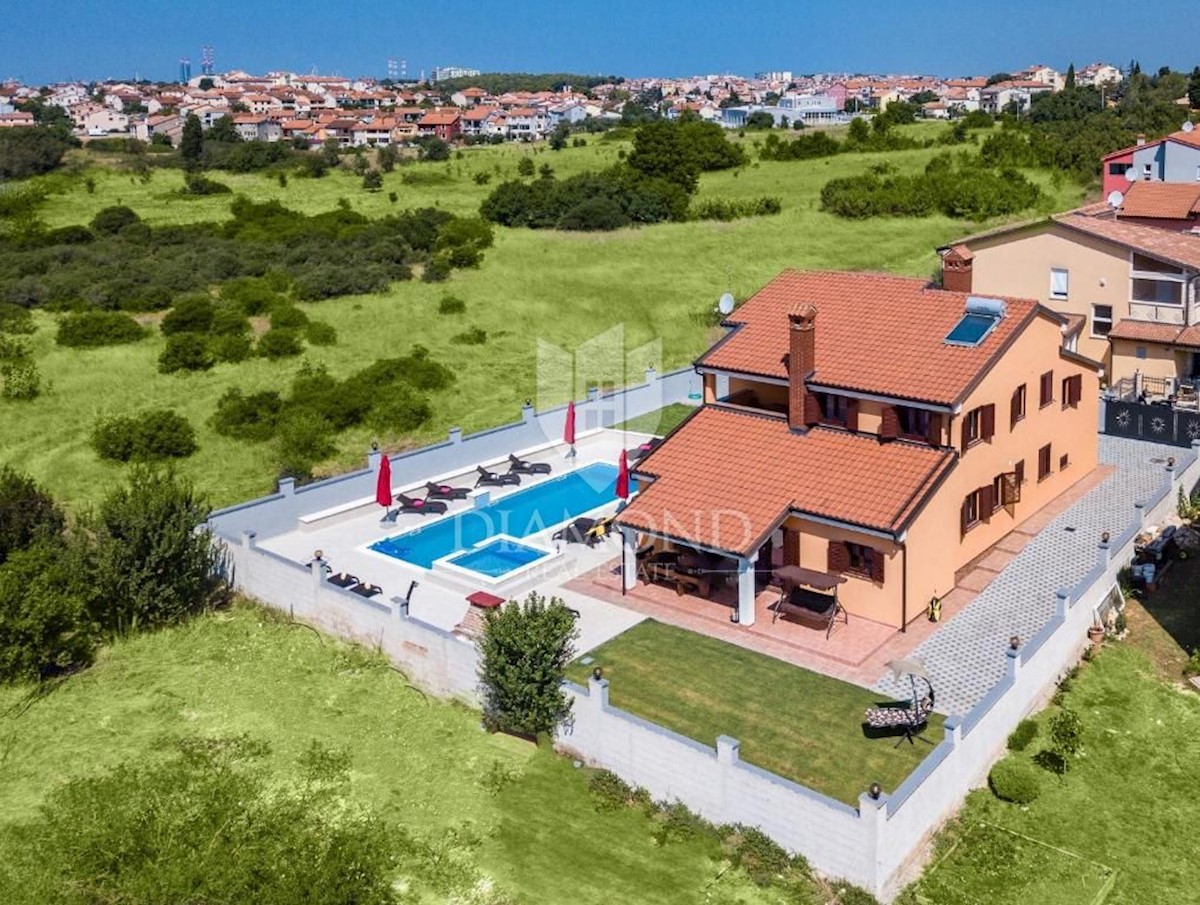 Pula, spaziosa villa con piscina e jacuzzi