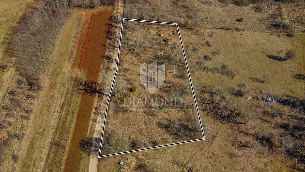 Terreno edificabile in una posizione tranquilla vicino a Grisignana