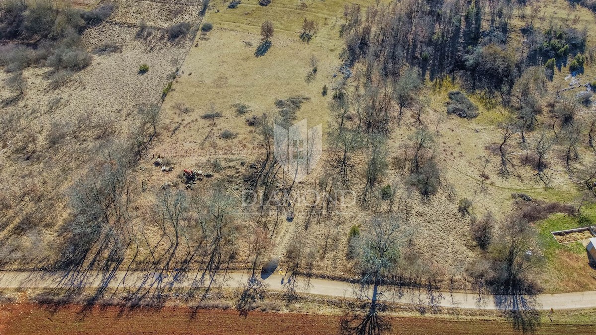 Terreno edificabile in una posizione tranquilla vicino a Grisignana