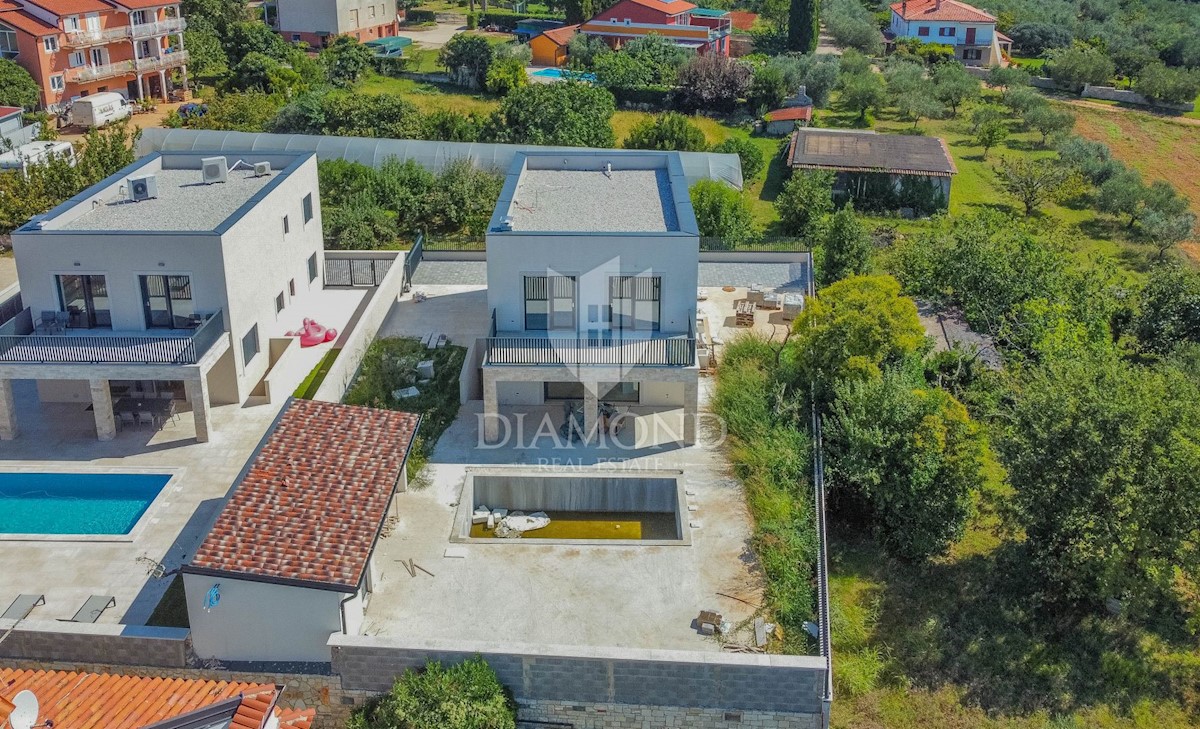 Dintorni di Umago, moderna casa per vacanze con piscina vicino alla spiaggia