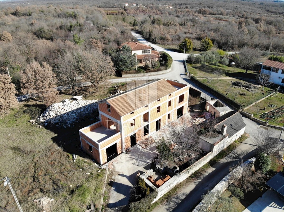 Villa con piscina in costruzione in posizione tranquilla