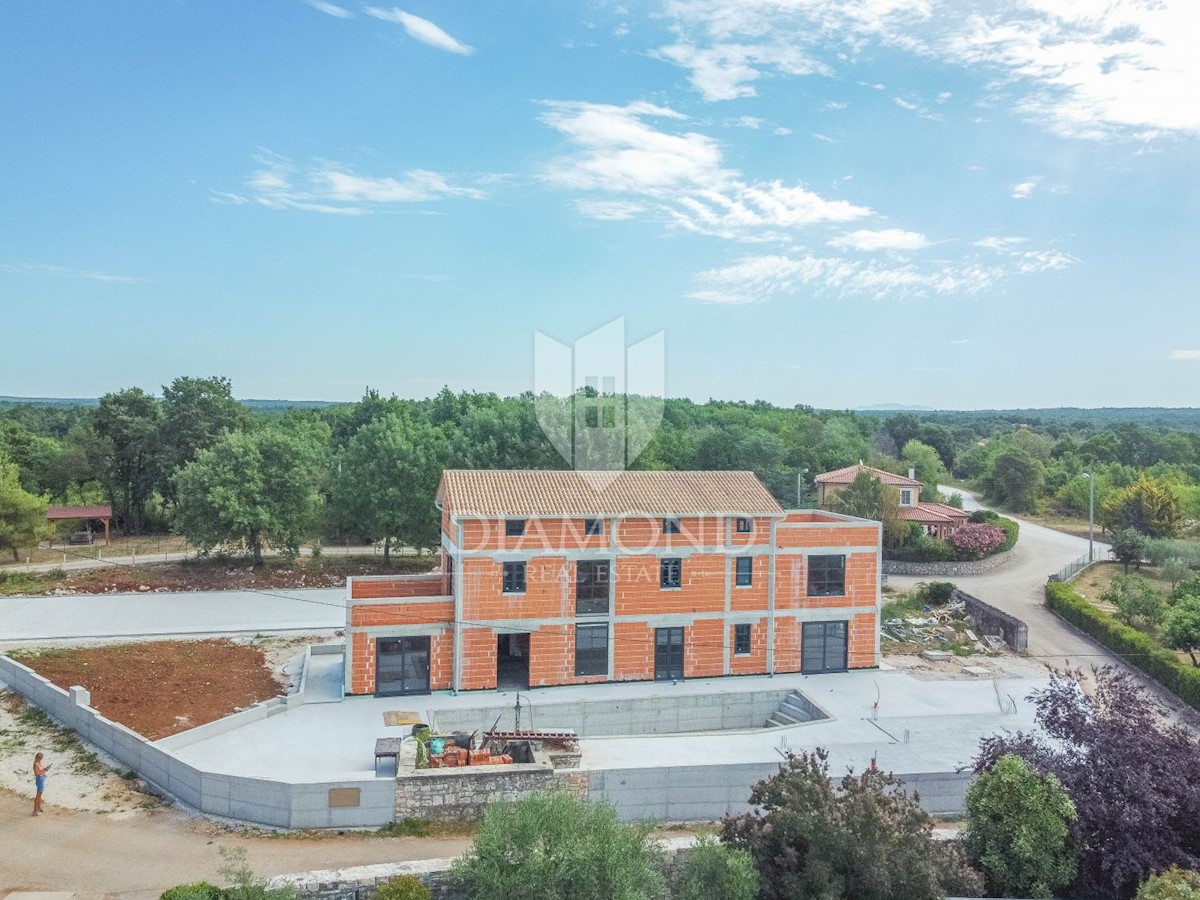 Villa con piscina in costruzione in posizione tranquilla