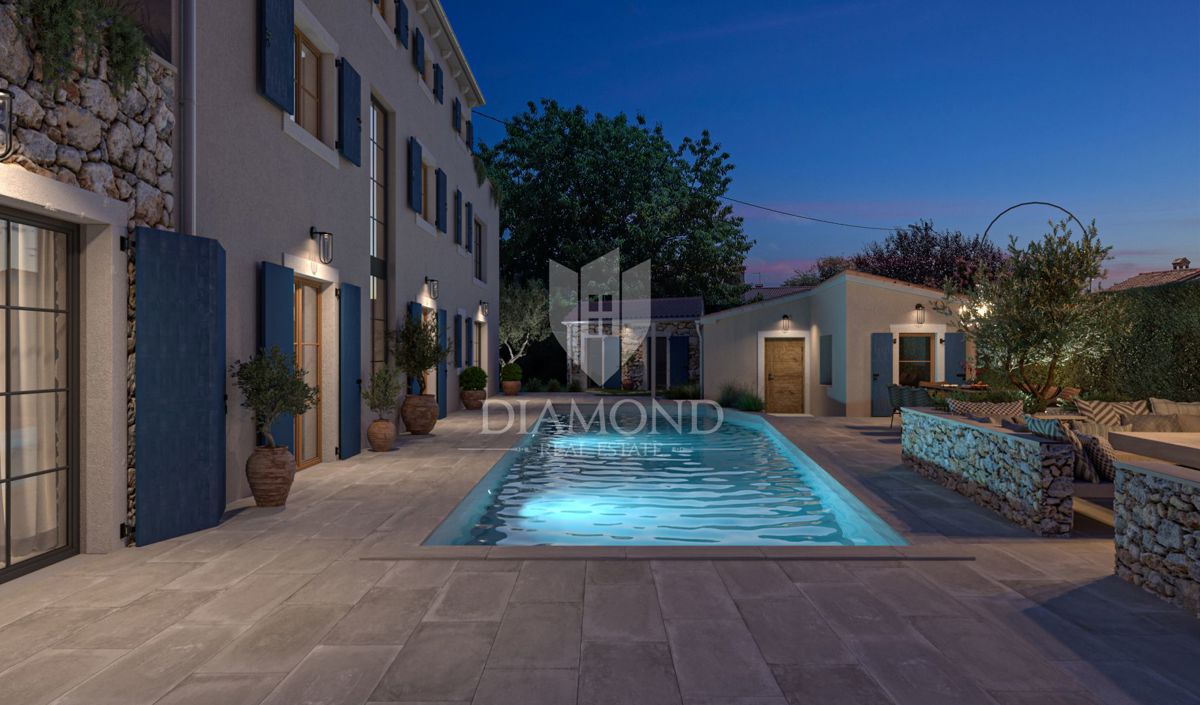 Villa con piscina in costruzione in posizione tranquilla